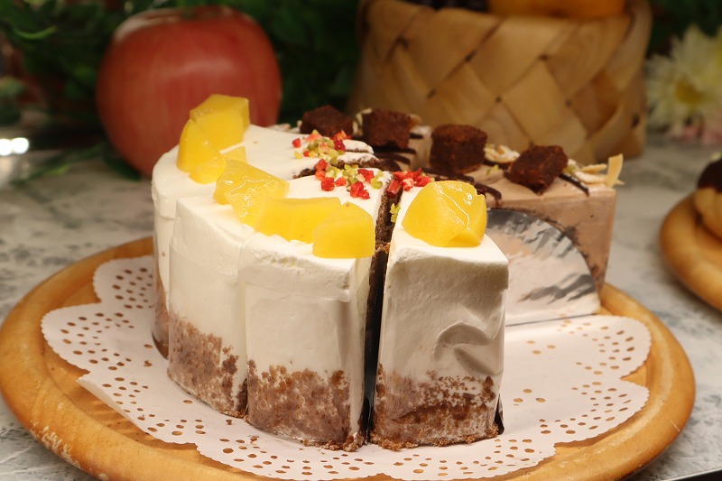 栗のシフォンケーキ（左）、チョコケーキ（右）